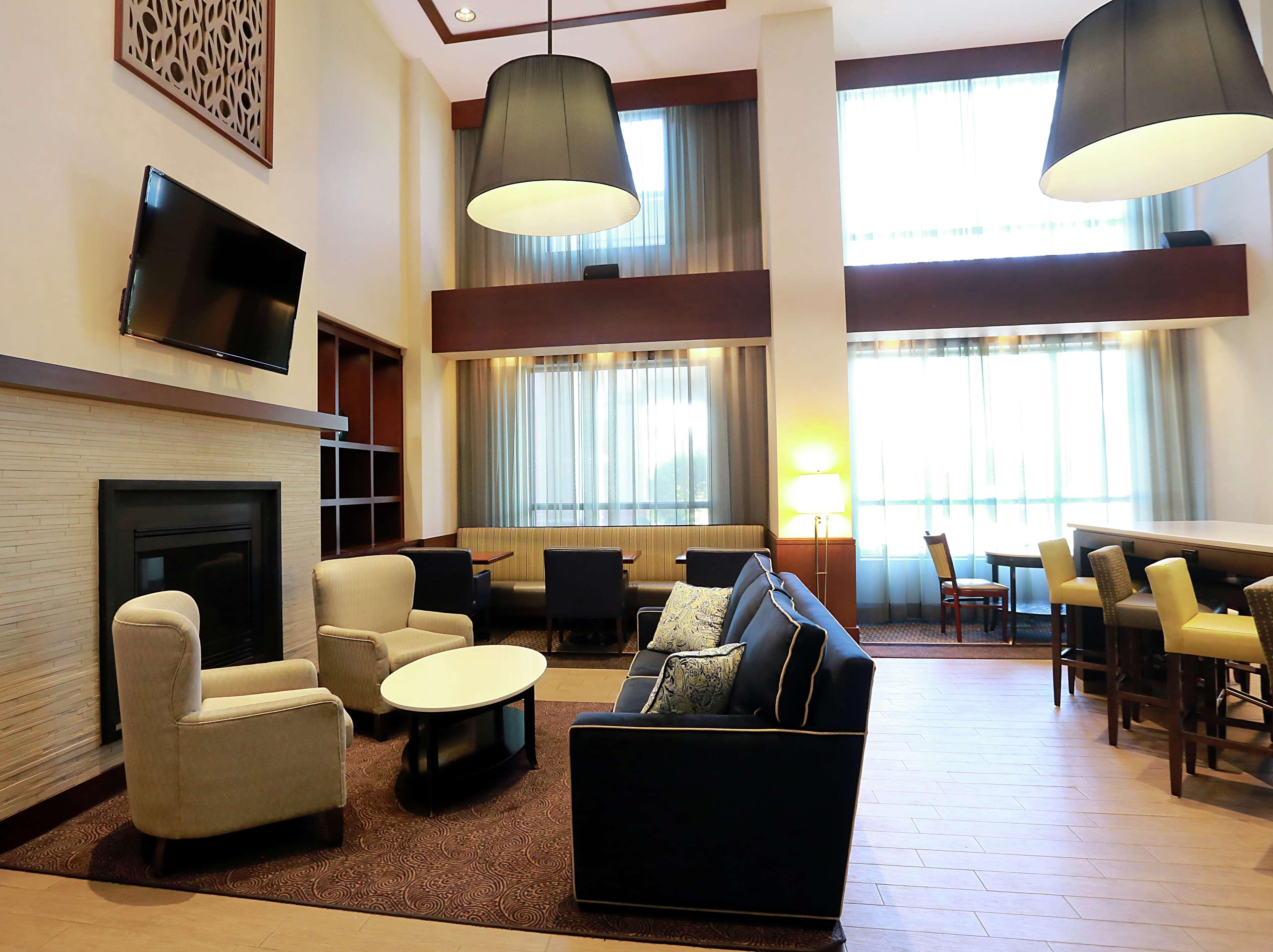 Hampton Inn & Suites Laval Kültér fotó