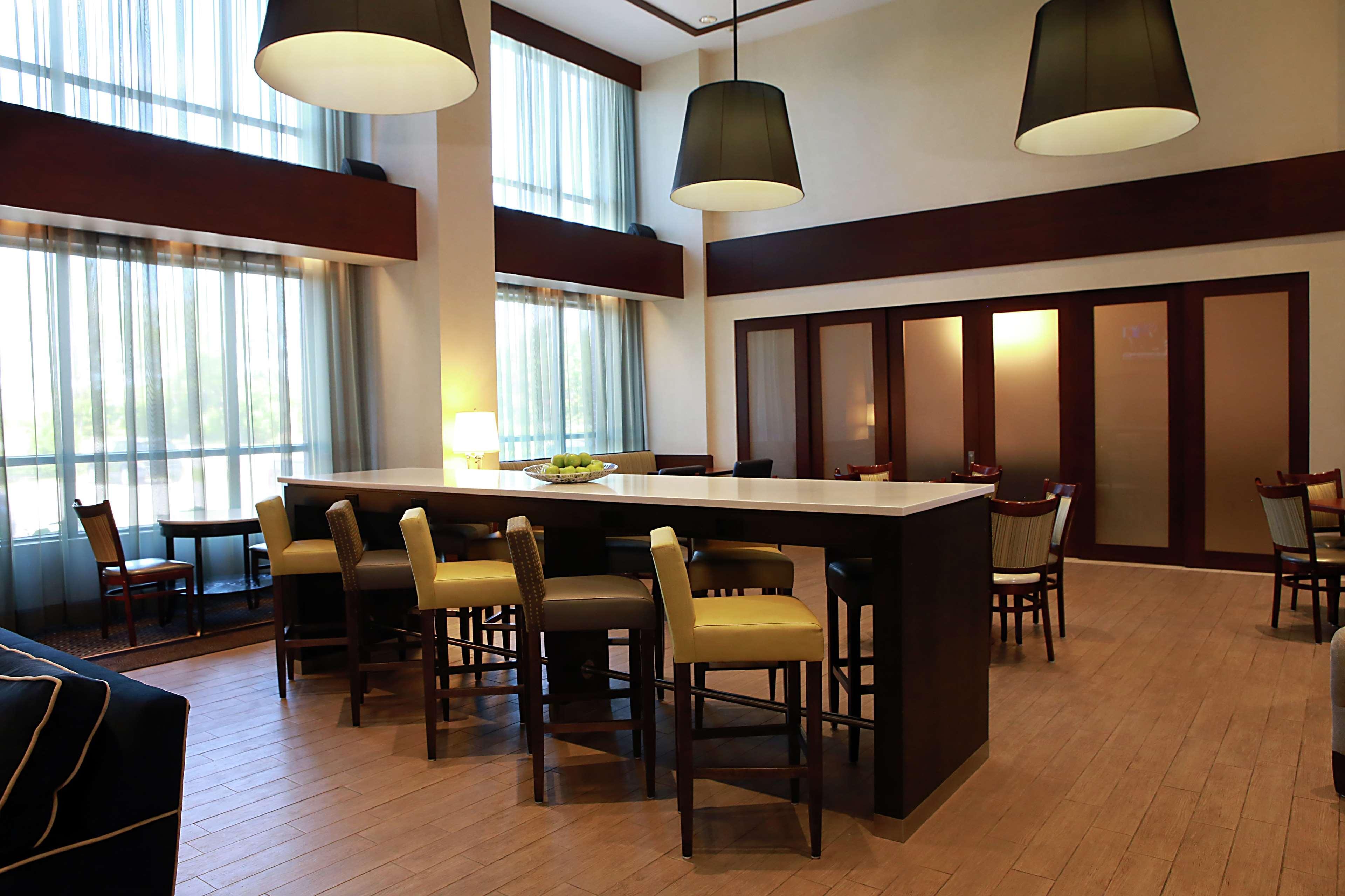 Hampton Inn & Suites Laval Kültér fotó