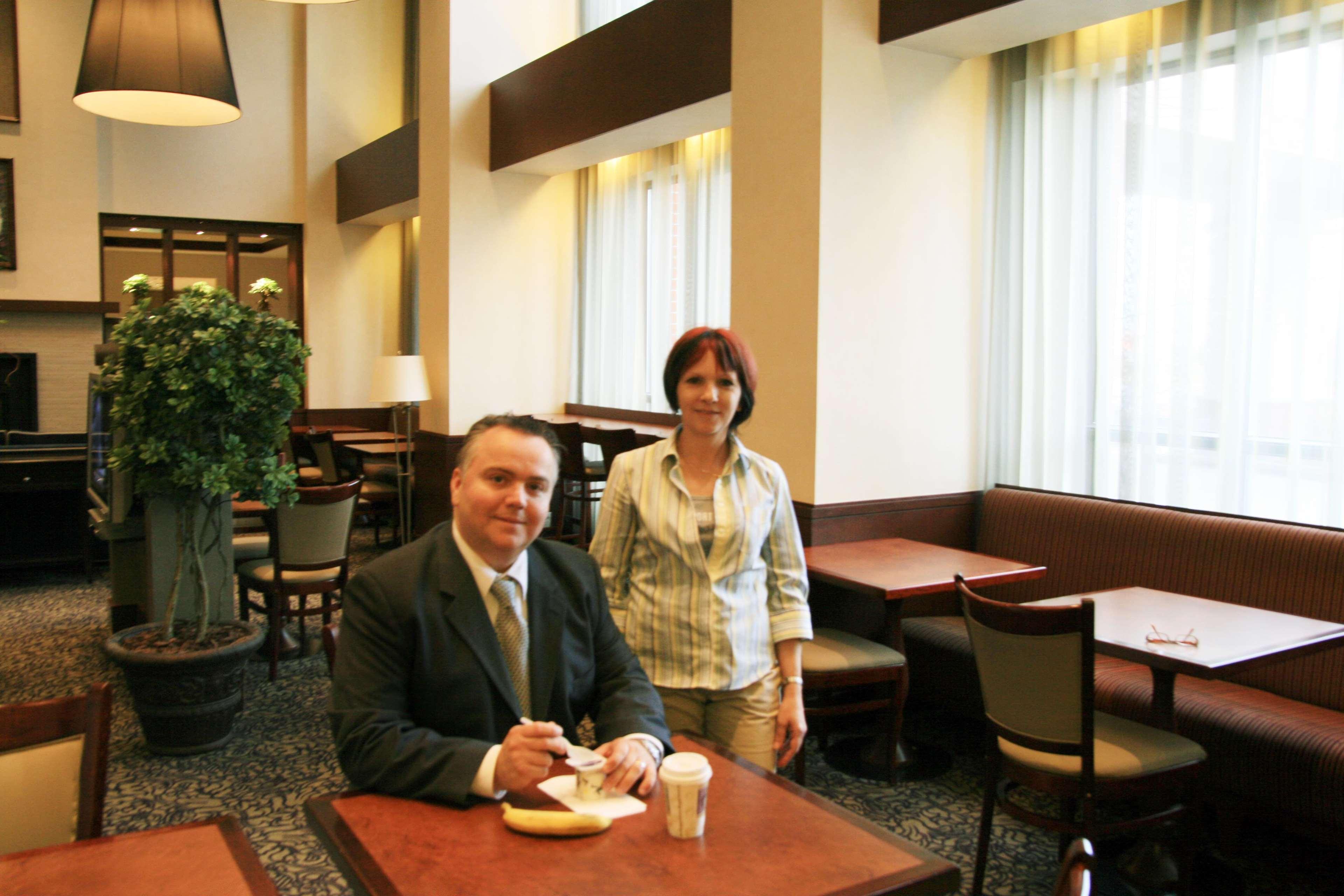 Hampton Inn & Suites Laval Étterem fotó