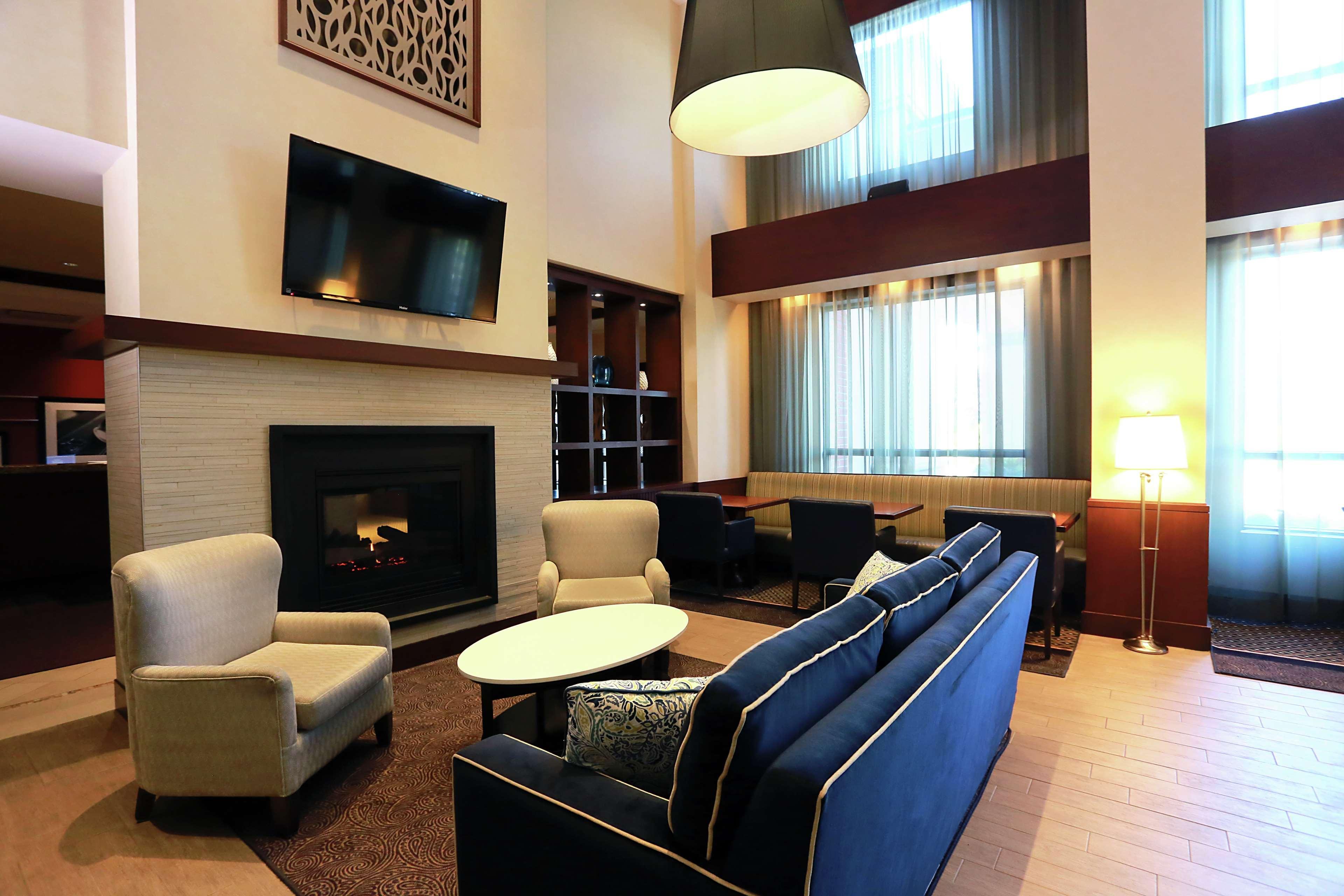 Hampton Inn & Suites Laval Kültér fotó