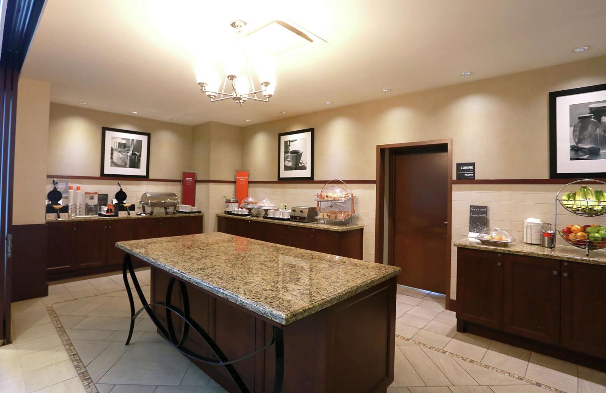 Hampton Inn & Suites Laval Kültér fotó